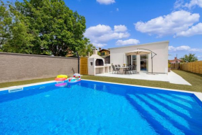 Cosy holiday home Infinity with pool and BBQ